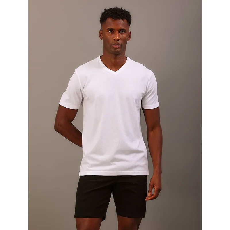 Camiseta Masculina de Algodão Essentials Estampa Logo Lateral Gola v Calvin Klein Jeans - Branco Camiseta Masculina de Algodão Essentials Estampa Logo Lateral Gola v Calvin Klein Jeans Branco Gg