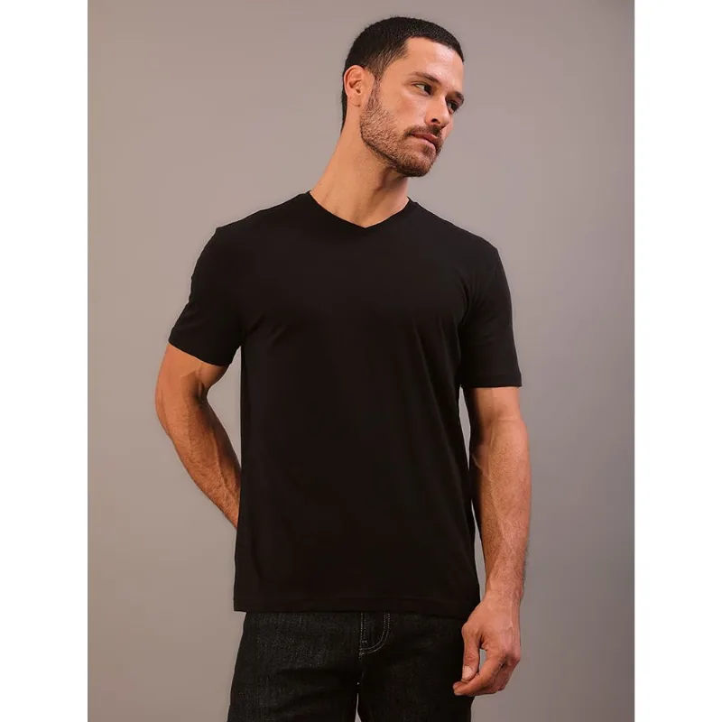 Camiseta Masculina de Algodão Essentials Estampa Logo Lateral Gola v Calvin Klein Jeans - Preto Camiseta Masculina de Algodão Essentials Estampa Logo Lateral Gola v Calvin Klein Jeans Preto p