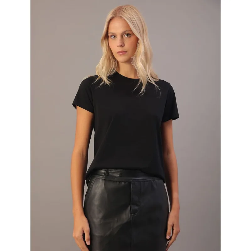 Camiseta Feminina Essentials Estampa na Barra Calvin Klein Jeans - Preto Camiseta Feminina Essentials Estampa na Barra Calvin Klein Jeans Preto Pp