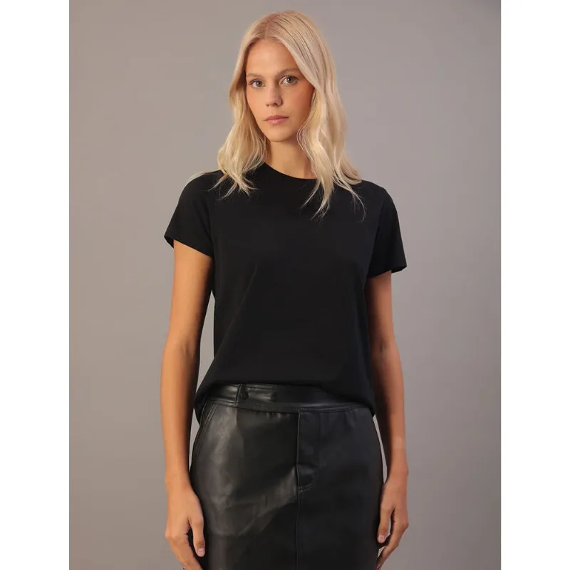 Camiseta Feminina Essentials Estampa na Barra Calvin Klein Jeans - Preto Camiseta Feminina Essentials Estampa na Barra Calvin Klein Jeans Preto Gg