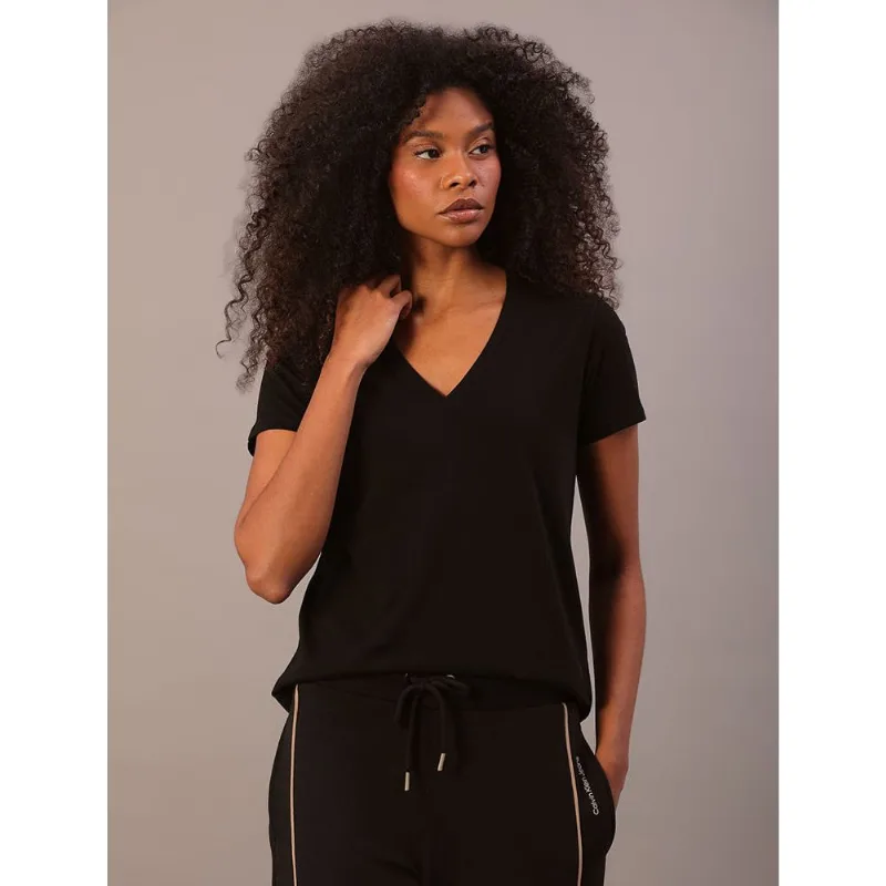 Camiseta Feminina Estampa Lateral Gola v Calvin Klein Jeans - Preto Camiseta Feminina Estampa Lateral Gola v Calvin Klein Jeans Preto Gg