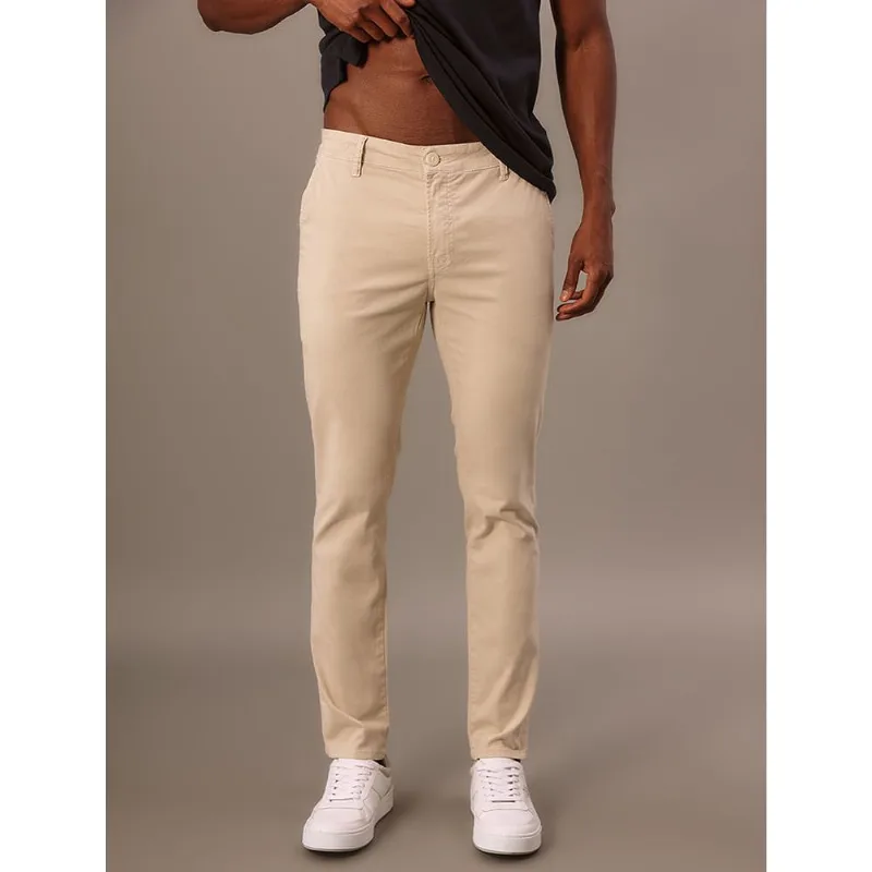 Calça de Sarja Chino Masculina Skinny Com Stretch Cintura Baixa Color Calvin Klein - Caqui Claro Calça de Sarja Chino Masculina Skinny Com Stretch Cintura Baixa Color Calvin Klein Caqui Claro 46
