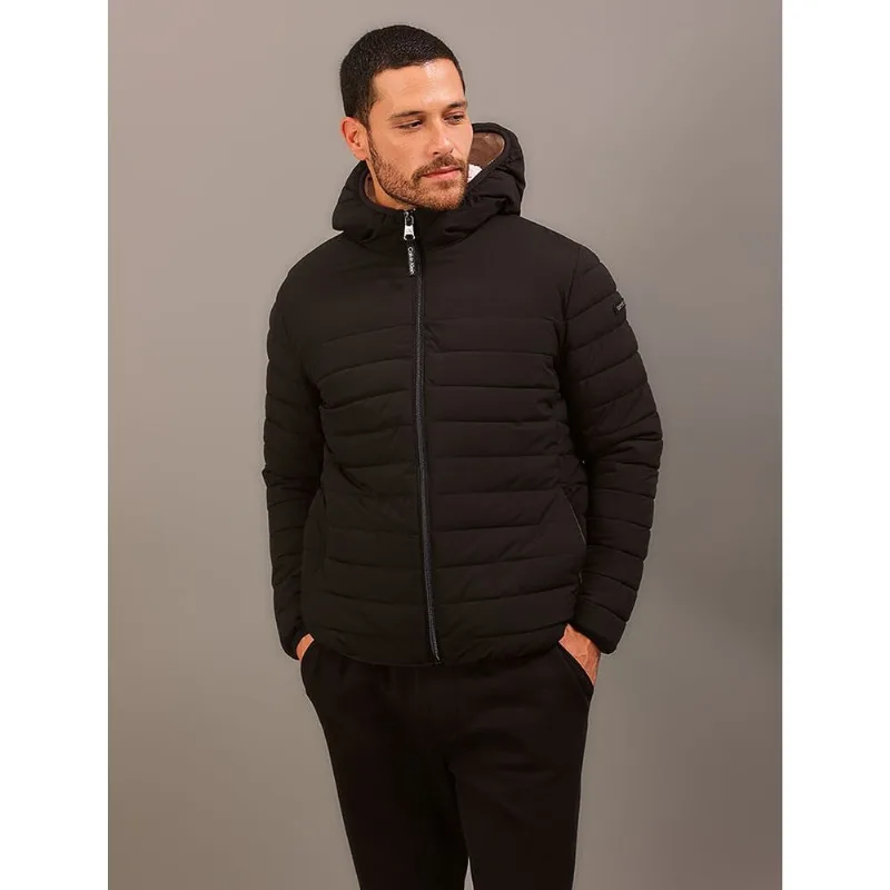 Jaqueta Matelassê Sherpa Capuz Calvin Klein Jeans - Preto Jaqueta Matelassê Sherpa Capuz Calvin Klein Jeans Preto Gg