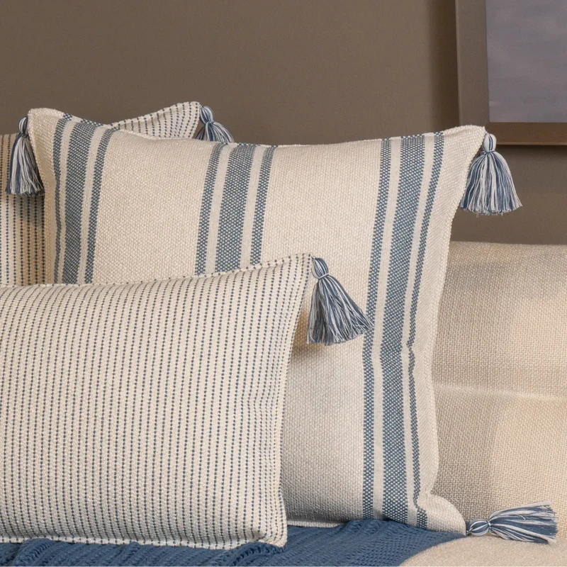 Almofada Bouclé Azul 60x60 Listra e Pingente de Tecido