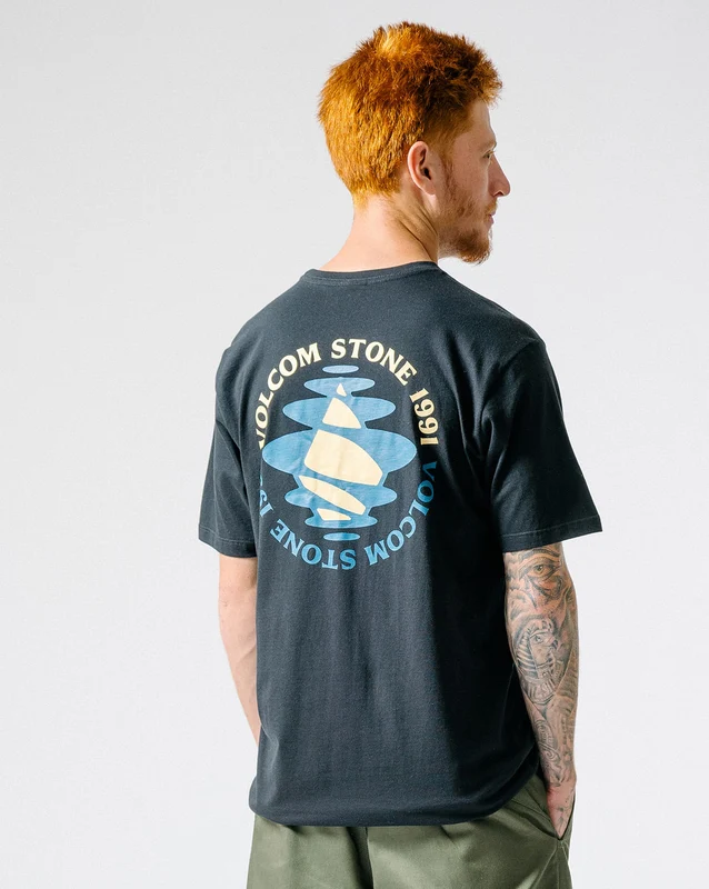 Camiseta Volcom Regular Osmosis Preta G / PRETO