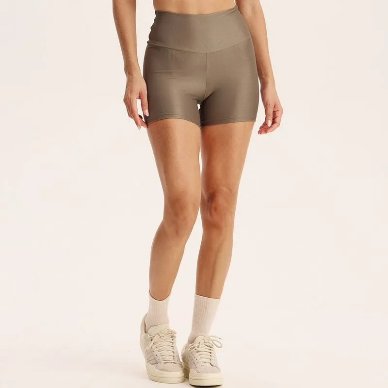 Shorts Curto Essential Shape 7/8 Glow Move Marrom/GG