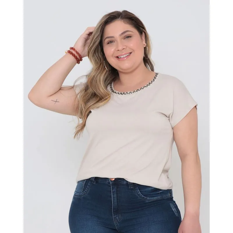Blusa Plus Size Bordado Pérolas Manga Curta Bege Claro G3