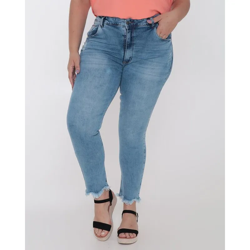 Calça Jeans Feminina Plus Size Com Barra Desfiada Azul 50