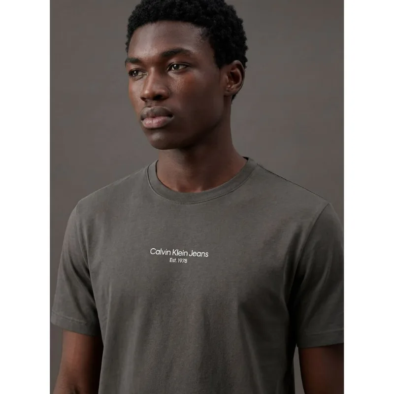 Camiseta Manga Curta Calvin Klein Jeans Masculino Logo Estampa1978 - Chumbo Camiseta Manga Curta Calvin Klein Jeans Masculino Logo Estampa1978 Chumbo g