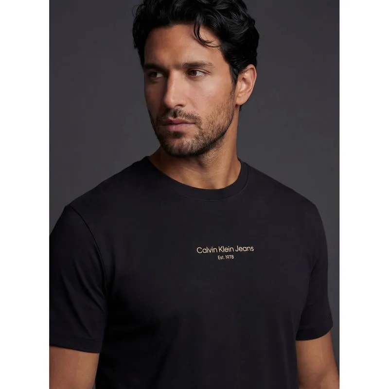 Camiseta Manga Curta Calvin Klein Jeans Masculino Logo Estampa1978 - Preto Camiseta Manga Curta Calvin Klein Jeans Masculino Logo Estampa1978 Preto Ggg