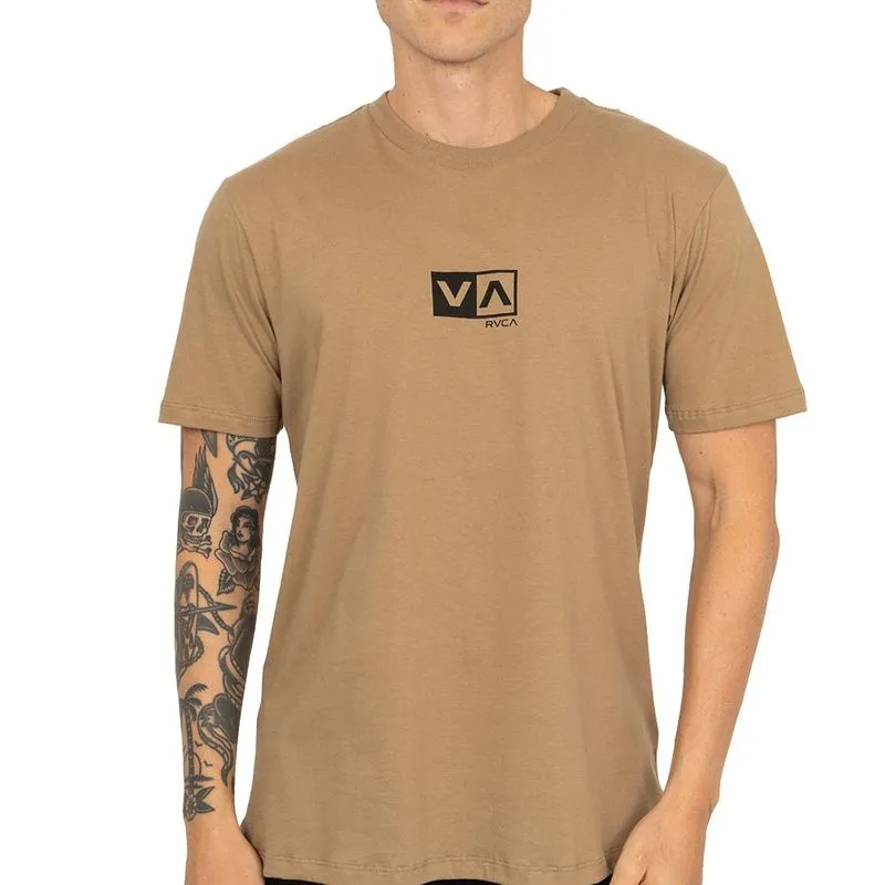 Camiseta RVCA Amini Balance Box SM26 Masculina Caqui Escuro GG / begê