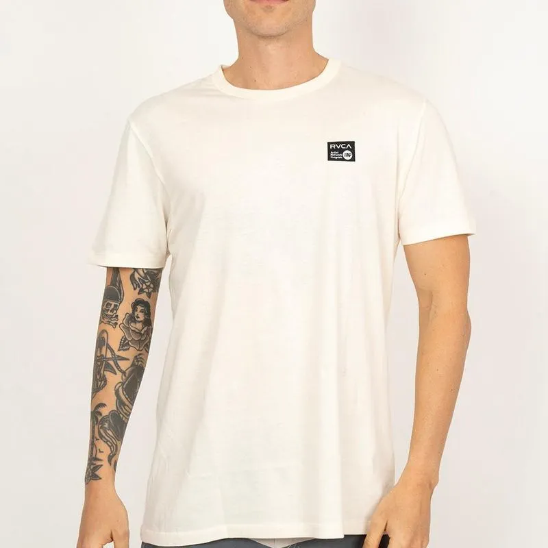Camiseta RVCA Anp Label SM26 Masculina Off White M / begê