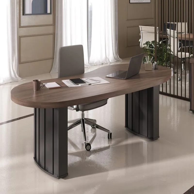Mesa Para Escritório Com Curvas Orgânicas, Pés Ripados E Tampo Tamburato Diretor 2 Metros Artany Marrom/preto