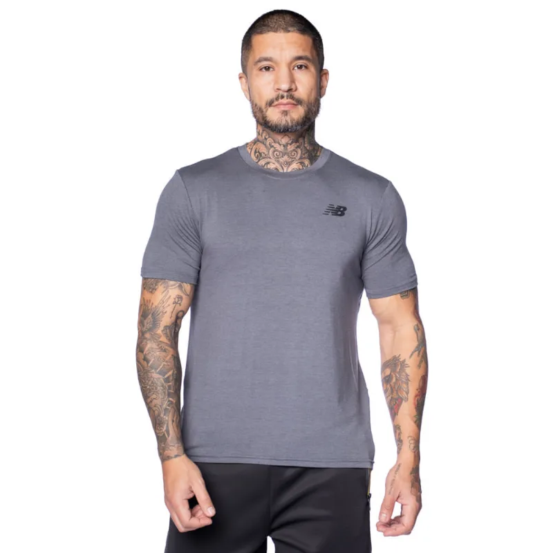 Camiseta Masculina New Balance Tenacity Logo Cinza Escuro - GG