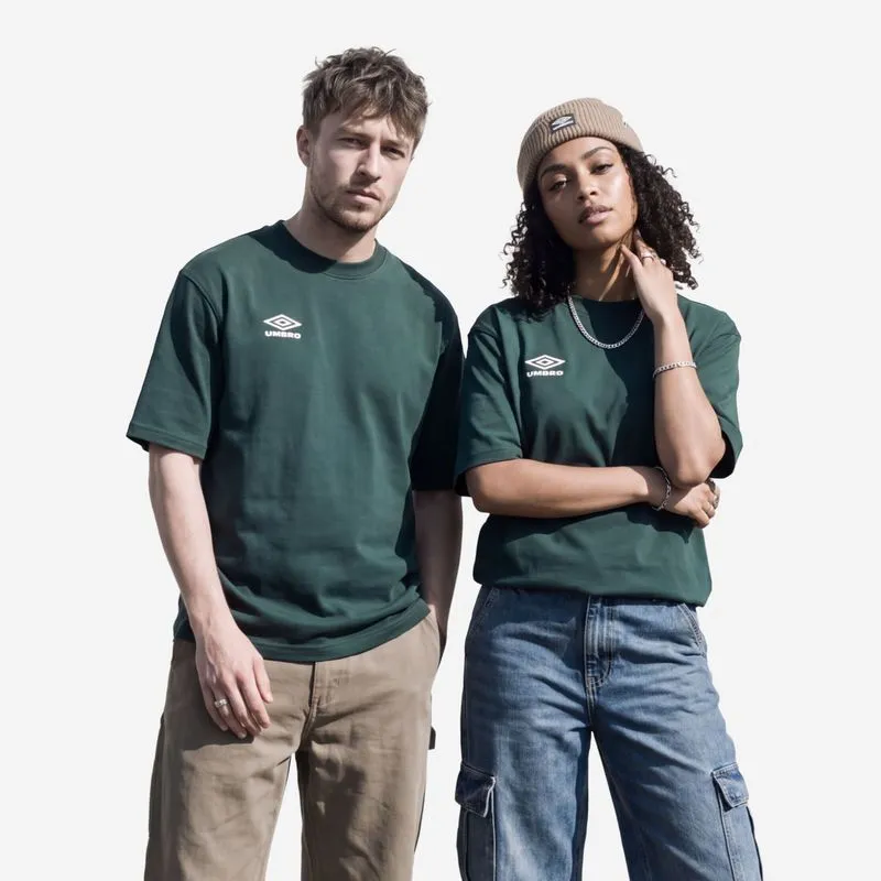 REMERA UNISEX UMBRO PLAY SMART GRAPHIC TEE REMERA MASCULINA UMBRO PLAY SMART GRAPHIC TEE - VERDE OSCURO - L