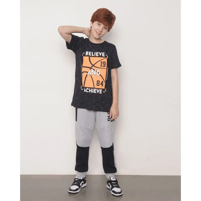 Calça Moletom Jogger Juvenil Com Recortes Cinza 16