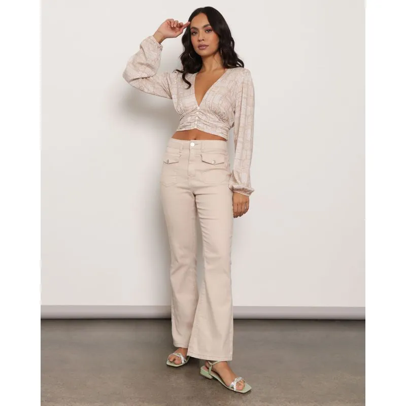 Calça Feminina Sarja Flare Bolsos Frontais Bege 44