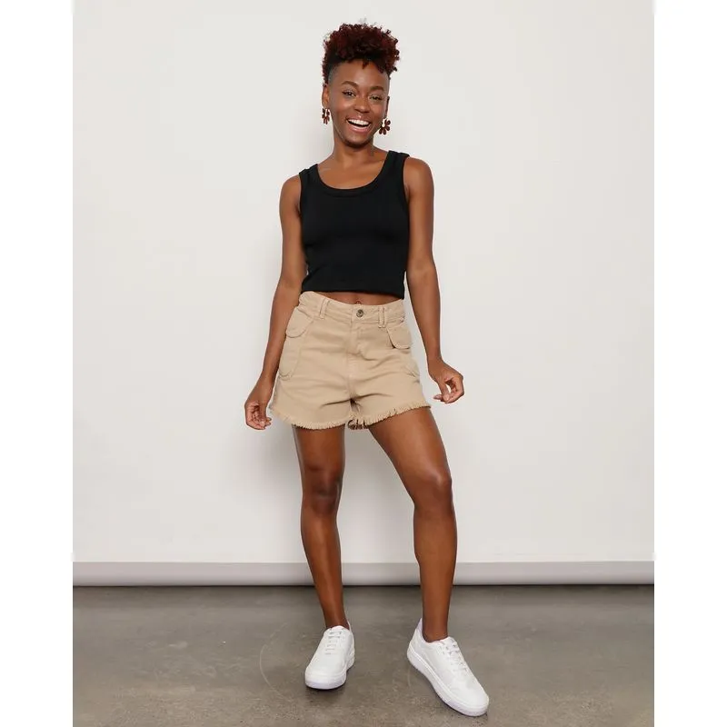 Short Feminino Sarja Curto Bolso Cargo Com Barra Desfiada Bege 40