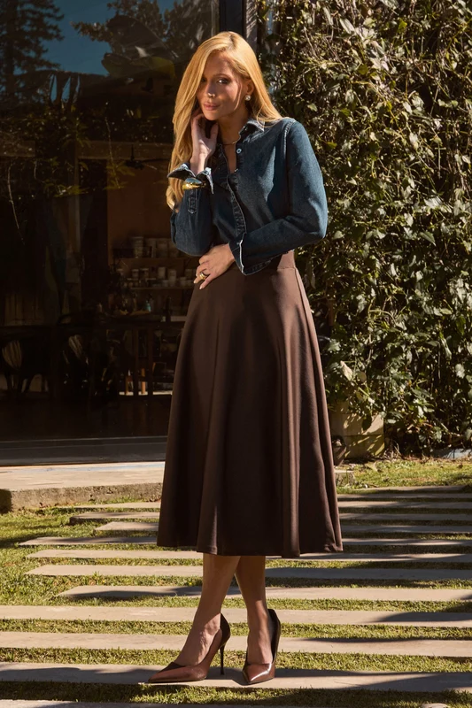 Saia Midi Evasê Glam Coffee QUE NÃO AMASSA Coffee / G1