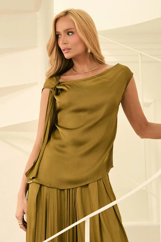 Blusa Acetinada Decote Assimétrico Essence Verde Verde / P