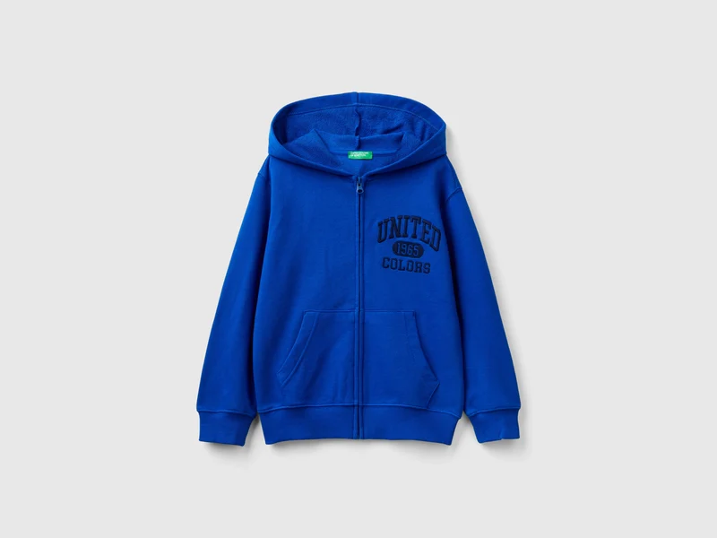 Felpa con zip e ricamo logo M