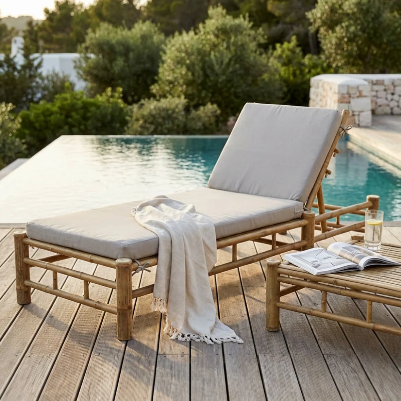 Lettino "Ronik" in legno di Bamboo con cuscino, 210 x 80 x 36 cm