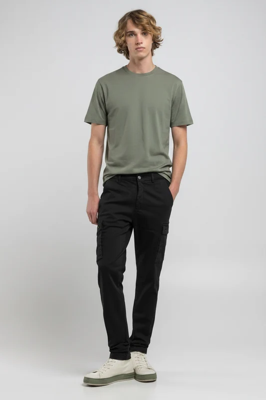 מכנסי קרגו לגברים בצבע שחור בגזרה צרה BLACK / 32