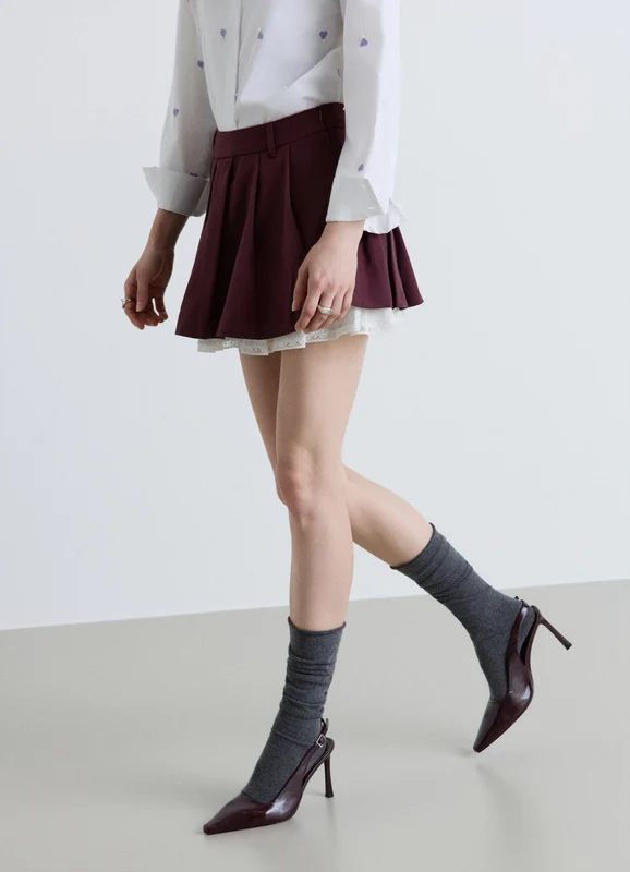 Shorts a pieghe con bordo in pizzo L