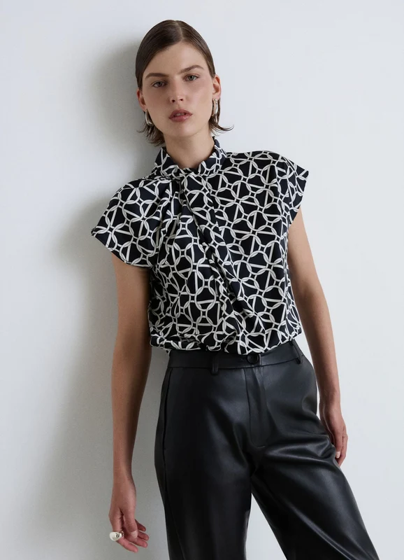 Blusa con collo coreano e fiocco stampa catena XXL
