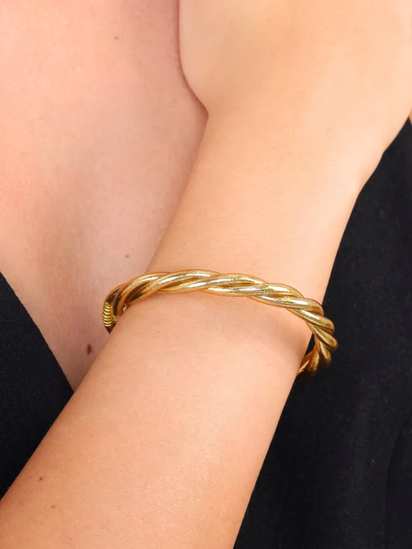 Aura Twist All Weather Bangle Gold / L