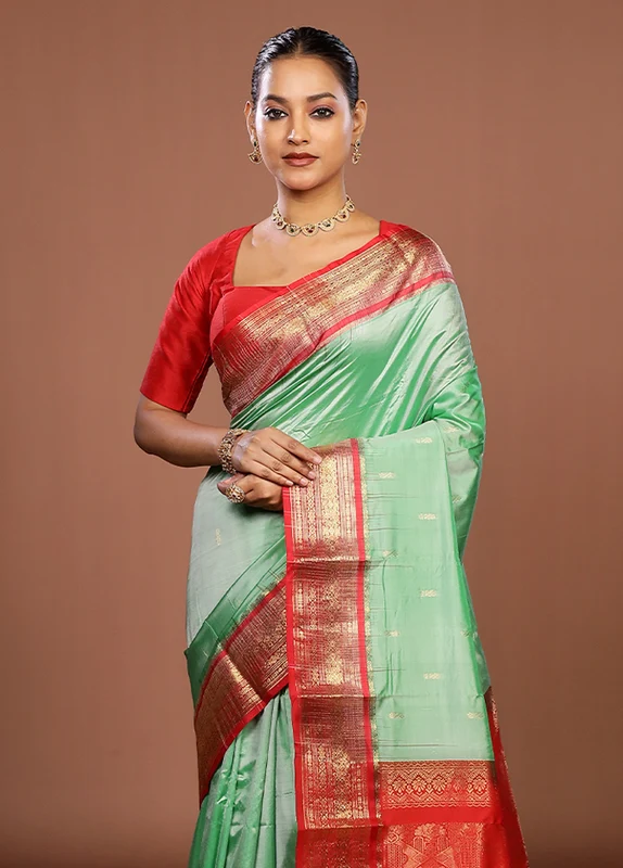 Green Handloom Kanjivaram Pure Silk Saree With Blouse Piece One Size