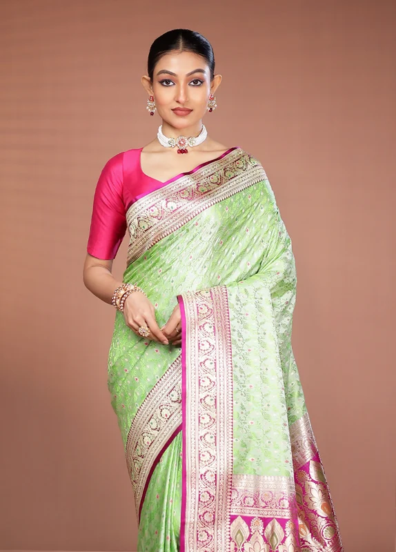 Green Handloom Tanchoi Pure Silk Saree With Blouse Piece One Size