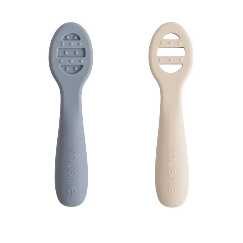 Kit Com Duas Colheres Para Bebê Introdução Alimentar de Silicone Azul e Areia Mushie