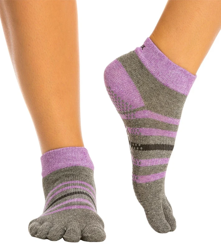 Toesox Ankle Length Full-Toe Yoga Grip Socks Aire / S