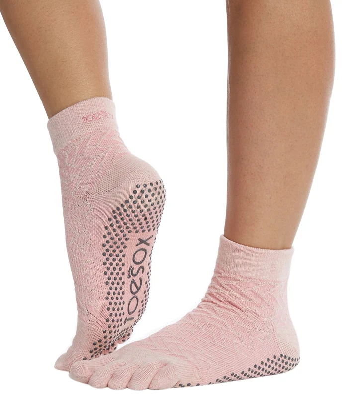 Toesox Ankle Length Full-Toe Yoga Grip Socks Chill / M