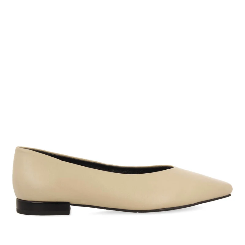 Gifford women's cream ballet flats with pointed toes 39