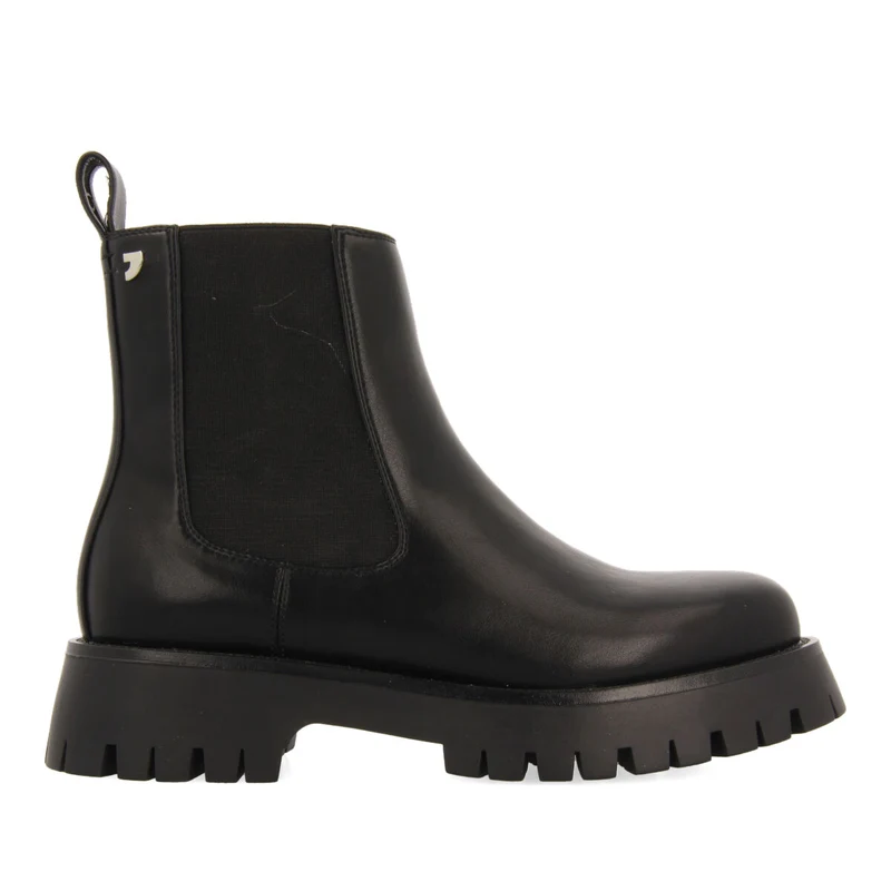 Geilo women's black chelsea boots with track soles 35