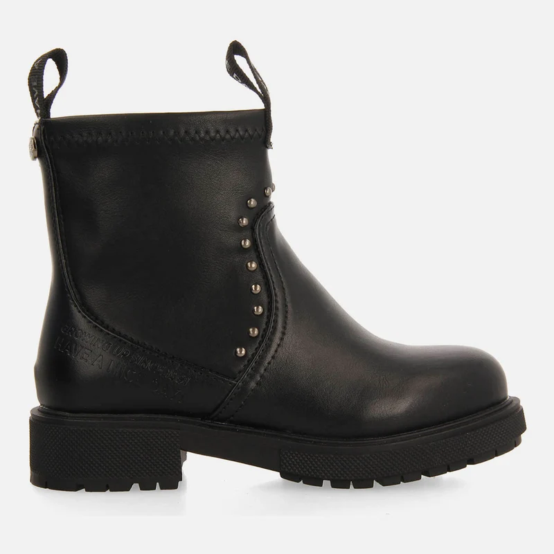 BOOTS WITH PREBLE NAILS 37