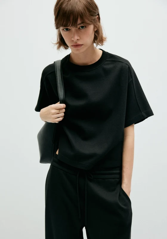 T-Shirt With Seam Detail - Black Black / XS