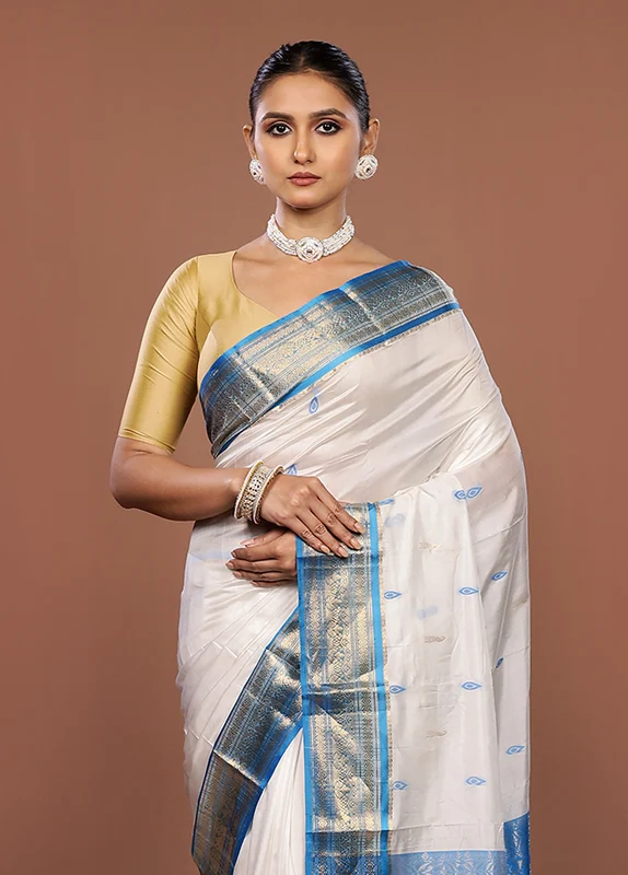 White Handloom Kanjivaram Pure Silk Saree With Blouse Piece One Size