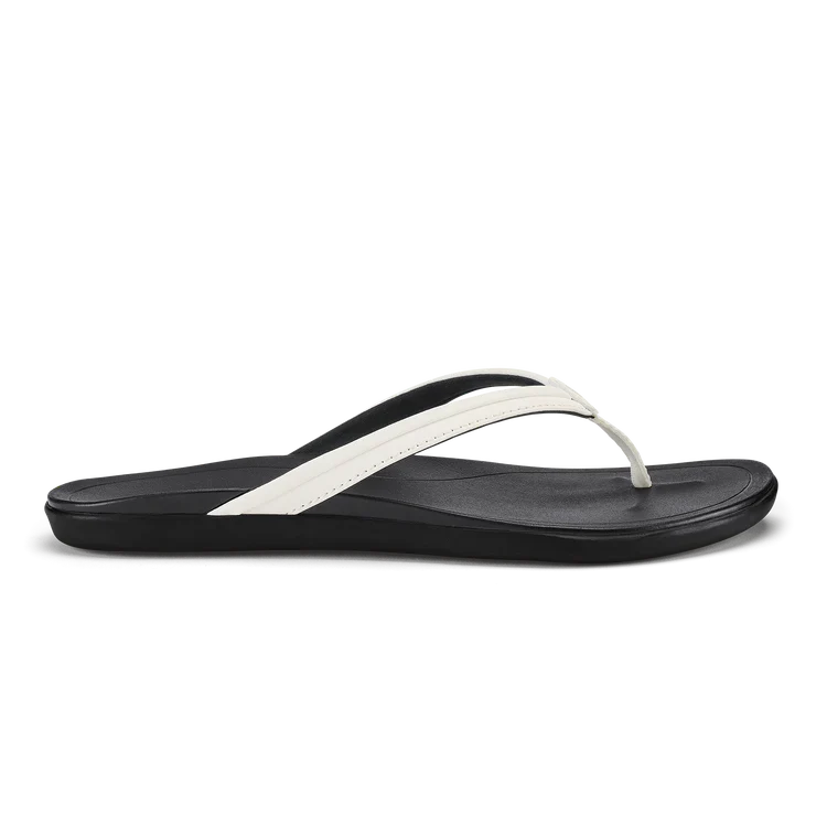OluKai Women's Ho‘ōpio Maluā Beach Sandals WHITE/ONYX / 7