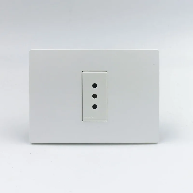 TOMACORRIENTE SIMPLE 3 EN LINEA SINTHESI S33 PLACA BLANCA MATE Y DADOS S22 BLANCOS 89400081