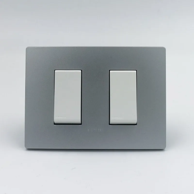 INTERRUPTOR DOBLE 1 SIMPLE Y 1 CONMUTADOR 3 VIAS SINTHESI S33 PLACA PLATA Y DADOS BLANCOS