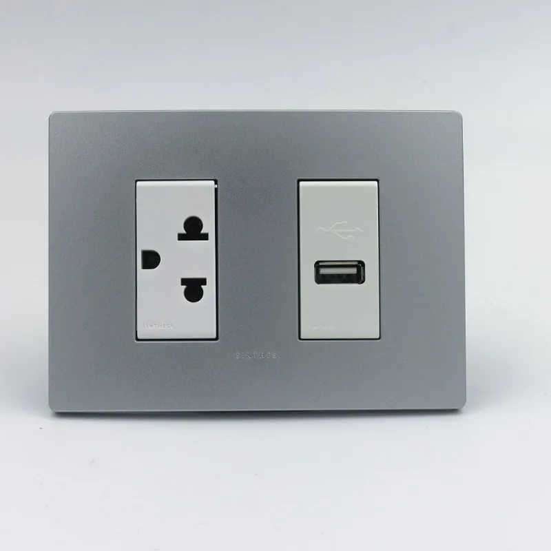 TOMACORRIENTE DOBLE 1 UNIVERSAL Y 1 CARGADOR USB TIPO A SINTHESI S33 PLACA PLATA Y DADOS BLANCOS