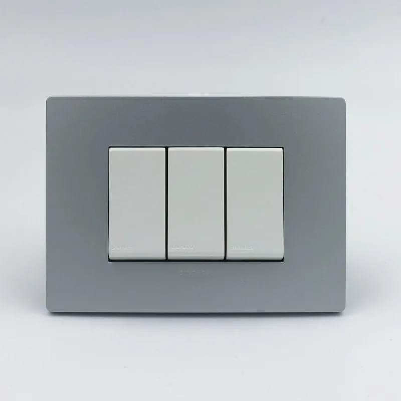 INTERRUPTOR CONMUTADOR DE 4 VIAS TRIPLE S33 PLACA PLATA Y DADOS S22 BLANCOS SINTHESI
