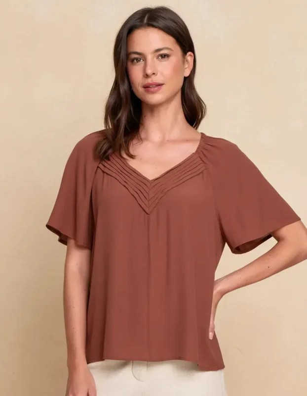 Blusa Plus Viscocrepe Decote V Com Pregas Marrom Lisa 50