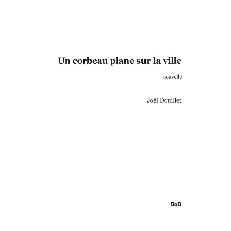 Un corbeau plane sur la ville