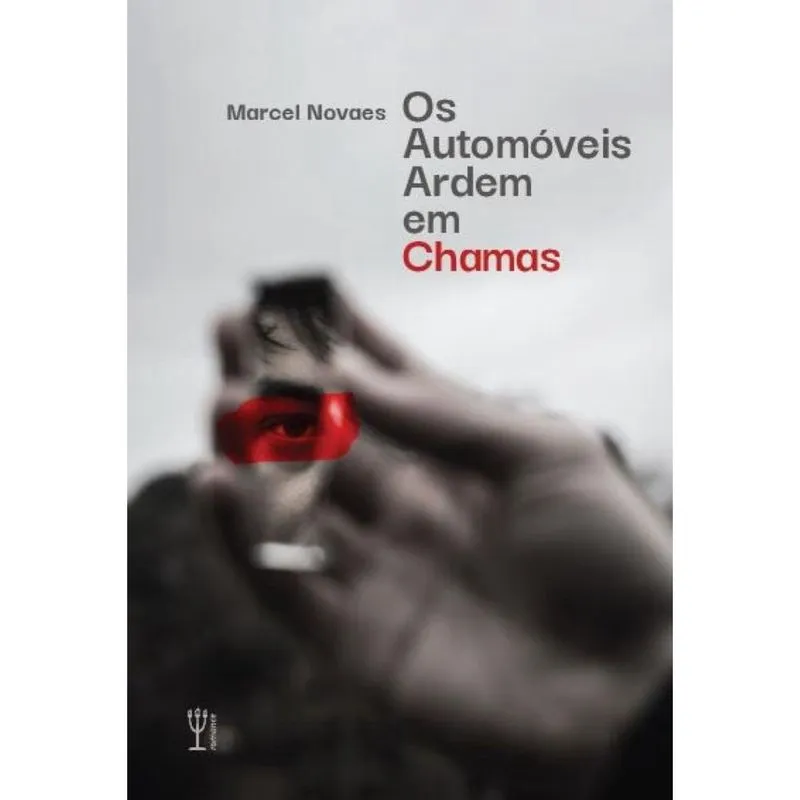Os automóveis ardem em chamas